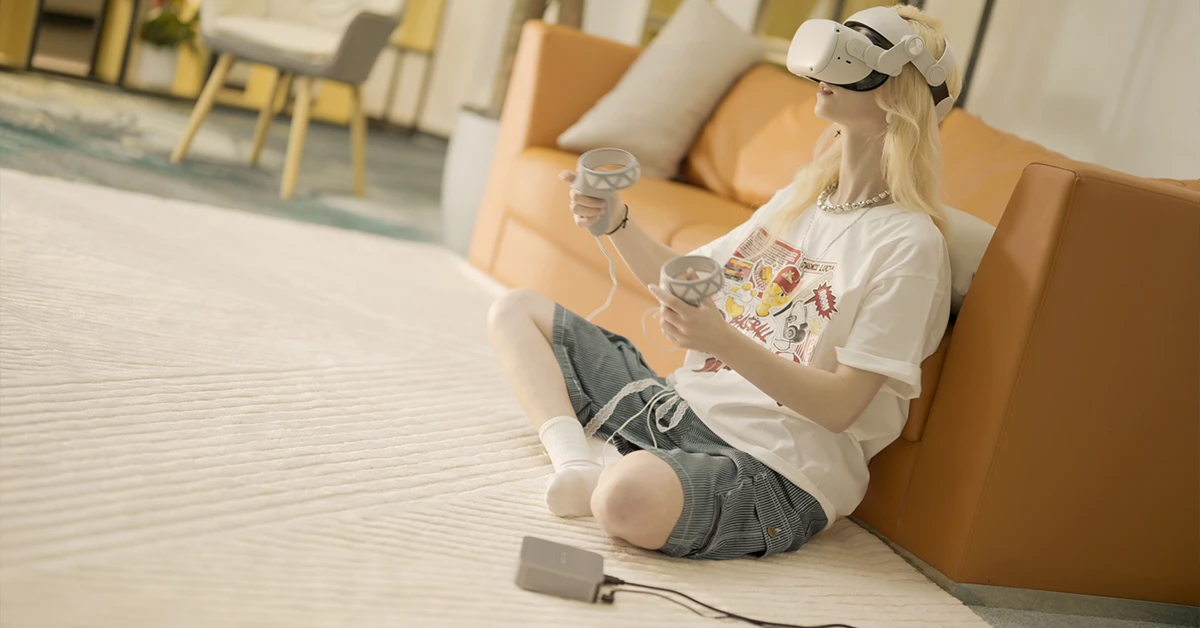 Person spielt mit VR-Headset und Controllern, verbunden mit einem Mini PC Windows 11 auf dem Teppich – modernes Gaming mit kompakter Leistung